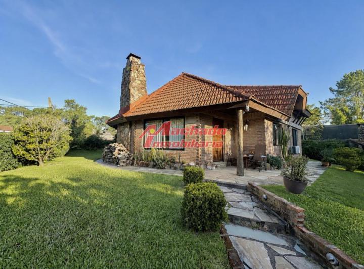 Casa · 700m² · 5 Ambientes · 1 Cochera
