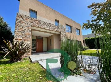 Casa · 330m² · 5 Ambientes · 6 Cocheras · Venta Casa.5 Amb. Bo. Privado La Lomada. Pilar