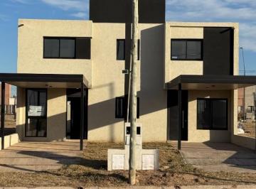 Casa · 90m² · 3 Ambientes · 2 Cocheras · Duplex en Venta Cuestas de Manantiales