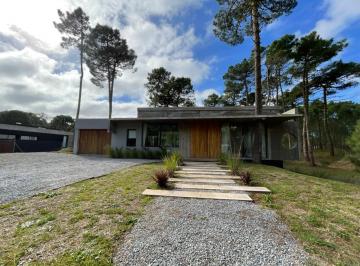 Casa · 227m² · 3 Dormitorios · 1 Cochera · Vendo Casa de Diseño en Álamos – Luz, Confort y Naturaleza
