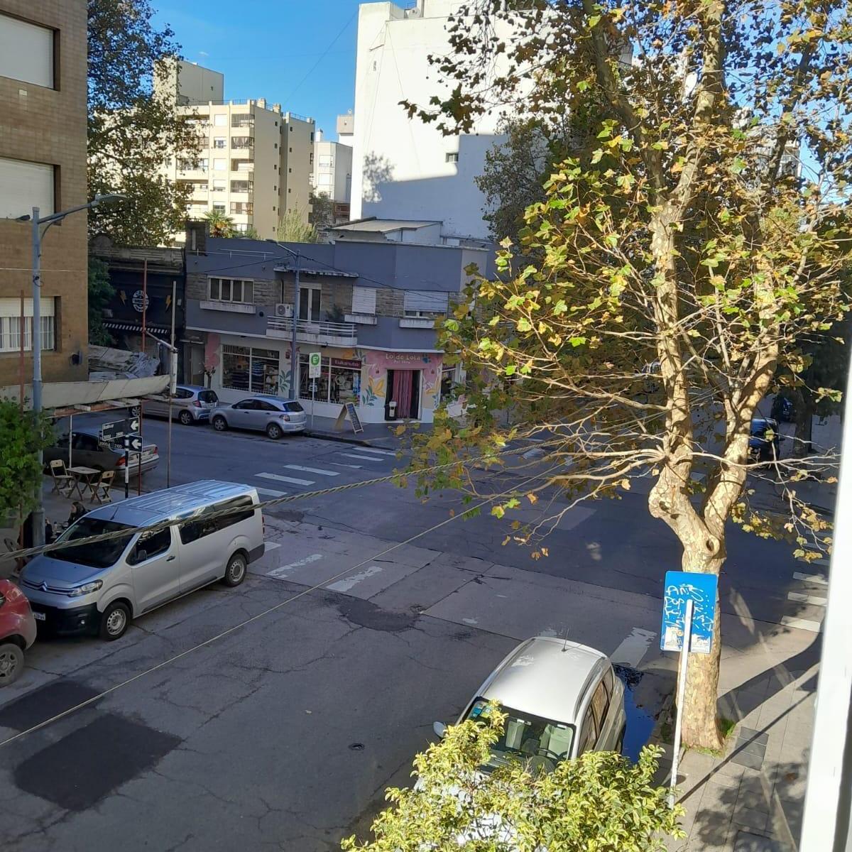 Departamento de 2 ambientes a la calle con balcon saliente — Plaza Mitre