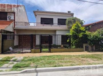 Casa · 134m² · 4 Ambientes · 1 Cochera · Venta Casa 4 Ambientes con Cochera en Bernal Oeste