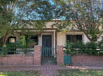 Casa · 78m² · 4 Ambientes · 1 Cochera · Casa en Venta en Fisherton Dos Dorm. con Patio y Jardin