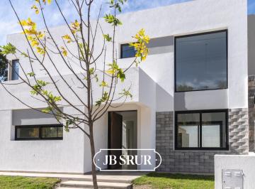 Casa · 219m² · 5 Ambientes · Casa en Venta de 3 Dorm. en Jardin de Las Tejas
