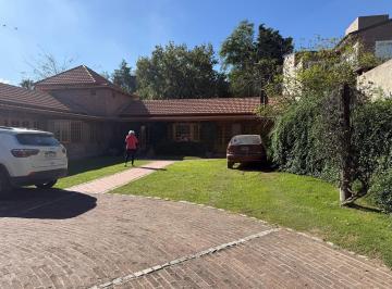 Foto · Casa en Venta en Argüello – Ubicación Estratégica, Gran Terreno y Pileta - 4 Dorm.