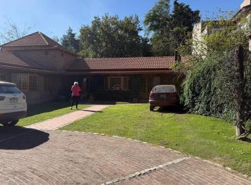 Casa · 355m² · 8 Ambientes · Casa en Venta en Argüello – Ubicación Estratégica, Gran Terreno y Pileta - 4 Dorm.