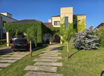Casa · 210m² · 4 Ambientes · 2 Cocheras · Casa en Venta en Canning Barrio El Rebenque