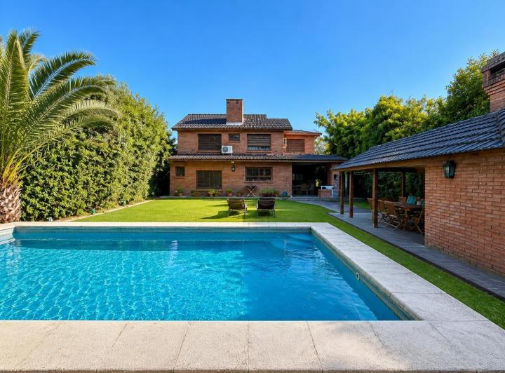 Casa · 250m² · 5 Ambientes · 4 Cocheras