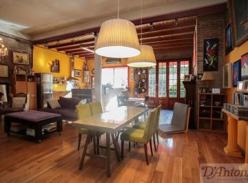 Casa · 286m² · 5 Ambientes · 1 Cochera · Casa de Estilo Media Romana Reciclada a Nuevo con Jardín de 18x9 y Garage en Boedo