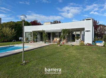 Casa · 150m² · 4 Ambientes · 2 Cocheras · Chalet 4 Amb con Piscina en Una Planta con Sol Toda La Tarde