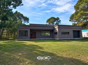 Casa · 210m² · 4 Ambientes · 1 Cochera · Casa en Venta en Pinamar