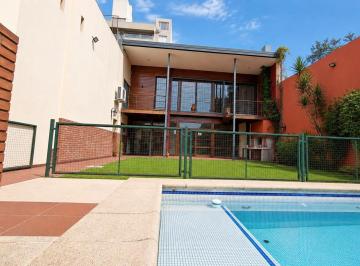 Casa · 286m² · 6 Ambientes · 4 Cocheras · Casa en Venta de 3 Dorm., Quincho y Pileta