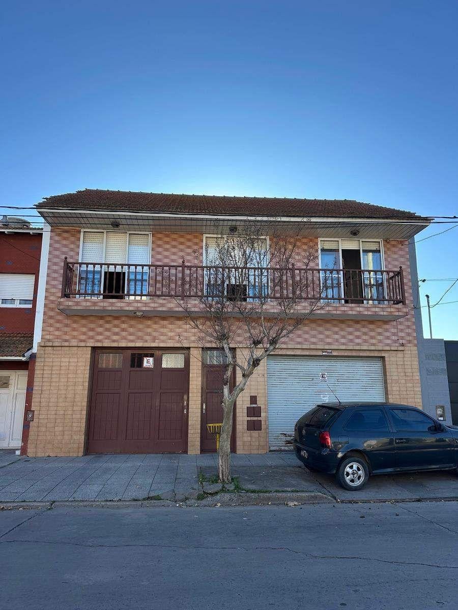 Casa en lote propio con local/renta - Bernardino Rivadavia