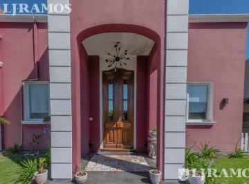 Casa · 208m² · 5 Ambientes · 2 Cocheras · Venta en San Sebastián, Área 12 Mb