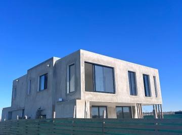 Casa · 283m² · 6 Ambientes · 2 Cocheras · Casa a La Venta en Amarras