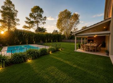 Casa de 5 ambientes, Pilar · Casa Estilo Tradicional en Venta en La Lomada de Pilar | 4 Dorm., Pileta y Lote Central