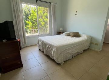 Casa · 250m² · 6 Ambientes · 4 Cocheras · Casa - Mapuche C. C