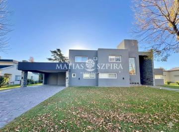 Casa · 337m² · 6 Ambientes · 3 Cocheras · Casa en Venta en Los Puentes