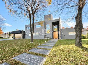 Casa · 337m² · 6 Ambientes · 3 Cocheras · Casa en Venta en Los Puentes