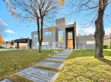 Casa · 337m² · 6 Ambientes · 3 Cocheras · Casa en Venta en Los Puentes