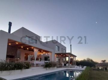 Casa · 200m² · 5 Ambientes · 4 Cocheras · Venta en San Sebastian a La Laguna, Unica en Calidad y Diseño