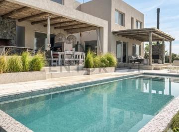 Casa · 200m² · 5 Ambientes · 4 Cocheras · Venta en San Sebastian a La Laguna, Unica en Calidad y Diseño