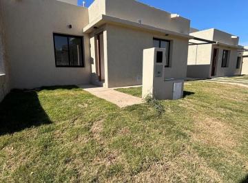 Casa · 75m² · 2 Dormitorios · 1 Cochera · Casa en Docta Av