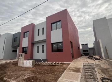 Casa · 80m² · 4 Ambientes · 2 Cocheras · Se Vende Dúplex en Docta 2 Dorm. 2 Baños