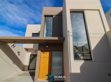 Casa · 180m² · 4 Dormitorios · 2 Cocheras · Venta Duplex Barrio Grand Bourg