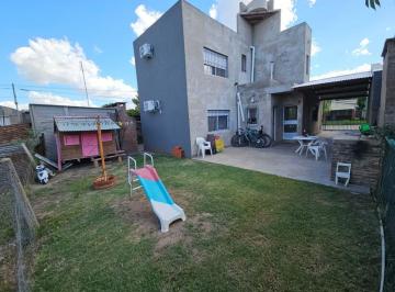 Casa · 139m² · 4 Ambientes · 1 Cochera · Casa Venta/permuta Tres Dorm. y Patio Roldan