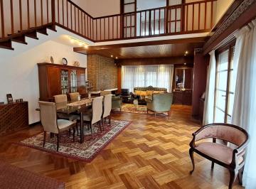 Casa · 295m² · 2 Ambientes · 2 Cocheras · Venta de Chalet con Pileta y Quincho, Castelar