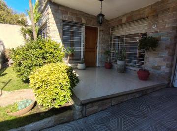 Casa · 294m² · 5 Ambientes · 3 Cocheras · Casa en Venta 5 Ambientes Castelar | Piscina, Garage Para 3 Autos