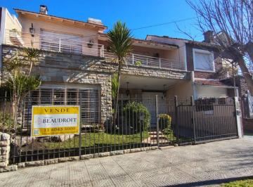 Casa · 294m² · 5 Ambientes · 3 Cocheras · Casa en Venta 5 Ambientes Castelar | Piscina, Garage Para 3 Autos