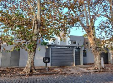 Casa · 85m² · 3 Ambientes · 1 Cochera · Dúplex en Alquiler con Cochera y Patio en Adrogué