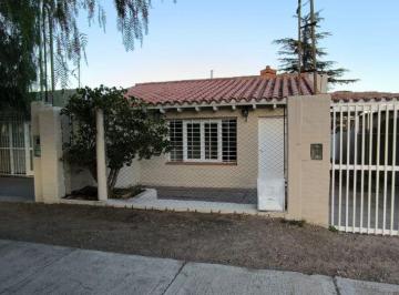 Casa de 6 ambientes, Chacras de Coria · Casa + Salón Comercial en Venta en Chacras de Coria