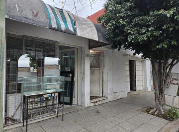Casa · 168m² · 4 Ambientes · 1 Cochera · Casa a La Venta en Lugano a Refaccionar