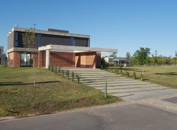 Casa · 215m² · 5 Ambientes · 6 Cocheras · Casa en Venta 5 Ambientes a Estrenar El Naudir Escobar