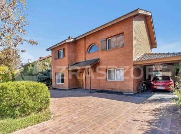 Casa · 187m² · 5 Dormitorios · 1 Cochera · Casa en Venta Lote Central en La Campiña - Oportunidad de Precio