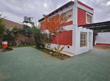 Casa · 139m² · 6 Ambientes · 2 Cocheras · Casa en Alquiler de 3 Habitaciones Plottier Centro