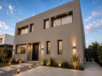 Casa · 327m² · 6 Ambientes · 4 Cocheras · Casa en Venta
