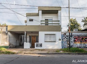 Casa · 174m² · 4 Ambientes · 3 Cocheras · Venta Casa en Block 4 Ambientes en Villa Sarmiento 2 Viviendas