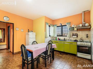 Casa · 174m² · 4 Ambientes · 3 Cocheras · Venta Casa Depto y Local en Villa Sarmiento - Multifamiliar o Inversion