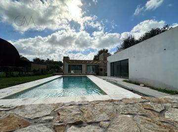Casa · 180m² · 4 Ambientes · 1 Cochera · Casa en Venta Barrancas de San Benito