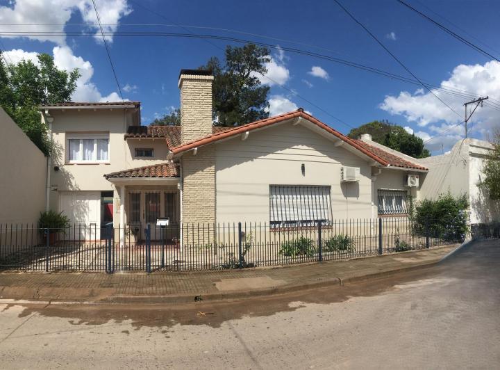 Casa · 7 Ambientes · 1 Cochera