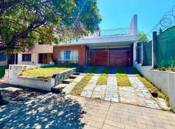 Casa · 239m² · 9 Ambientes · 2 Cocheras · Casa 3 Dorm. en Venta B° Parque Chacabuco Escritura Apto Credito Cochera Doble Patio Terraza