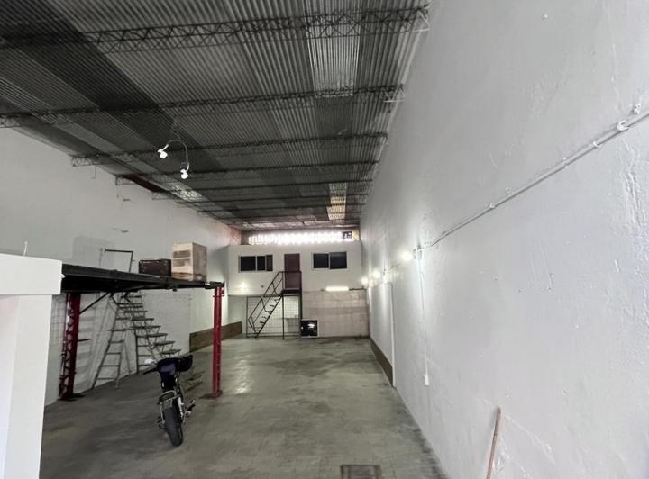 Bodega-Galpón · 300m² · 4 Ambientes