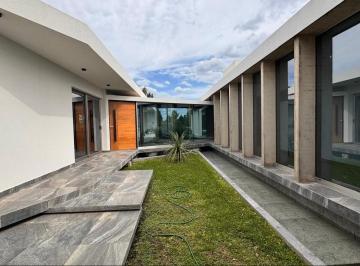 Casa · 270m² · 5 Ambientes · 2 Cocheras · Fondo Golf - Casa en Country La Cascada - Exquisito Diseño