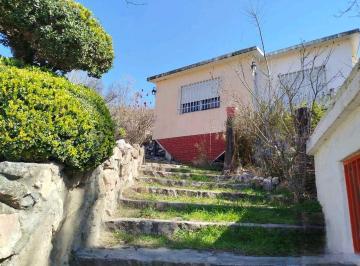 Casa · 121m² · 2 Dormitorios · 1 Cochera · Oportunidad en Barrio La Quinta Casa Amplia con Vista
