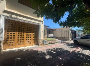 Casa · 335m² · 8 Ambientes · 2 Cocheras · Casa Céntrica a La Venta en San Rafael