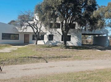 Casa · 210m² · 4 Ambientes · 4 Cocheras · Casa en Venta 3 Dorm., Pileta C/ Cochera en Valle del Golf